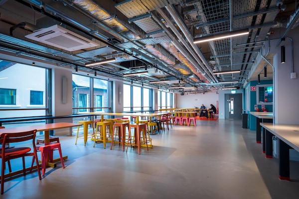 Desayuno buffet los días de semana (EUR 10.90 por persona)