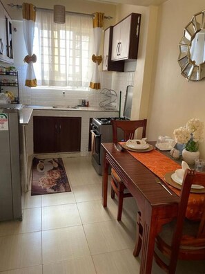 Apartment, 2 Bedrooms | Dapur peribadi | Peti sejuk, ketuhar gelombang mikro, ketuhar, dapur