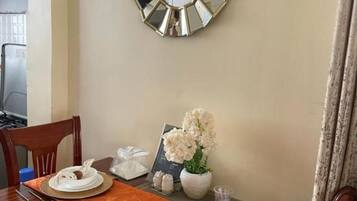 Apartment, 2 Bedrooms | Dining room