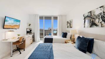 Een bureau, een strijkplank/strijkijzer, reisbedje, wifi