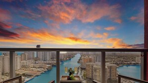 Ein Balkon mit Blick auf eine Stadtlandschaft und einen Fluss.