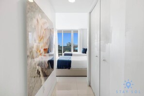 Escritorio, tabla de planchar con plancha, cuna de viaje y wifi 