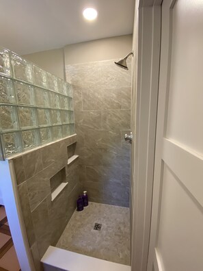 Shower, hair dryer, towels, soap - The Getaway at Hancock Point (Hancock)