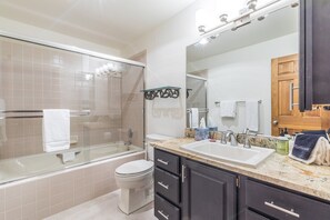 Combined shower/bathtub, hair dryer, towels