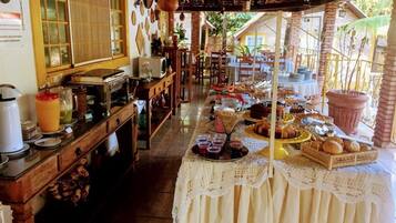 Café da manhã com buffet grátis todos os dias