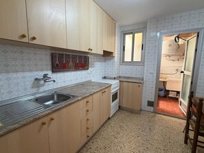 Fridge, microwave, oven, coffee/tea maker