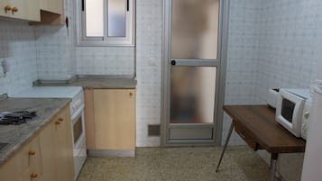 Frigorífico, microondas, horno y cafetera o tetera