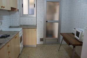 Refrigerador, microondas, horno y cafetera y tetera