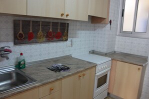 Refrigerador, microondas, horno y cafetera y tetera