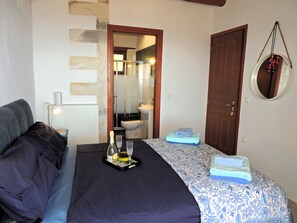 3 bedrooms, iron/ironing board, travel crib, free WiFi - Beautiful Stone Villa With Peaceful Setting, Private Pool and Lovely sea Views (Paleloni)