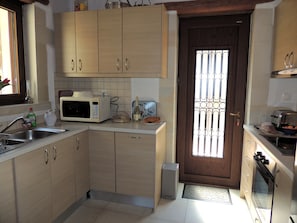Frigorifero, microonde, forno, piano cottura