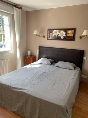 4 bedrooms, desk, iron/ironing board, travel cot