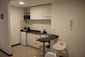 Appartement Ville | Cuisine privée | Four à micro-ondes, un four, vaisselle et ustensiles