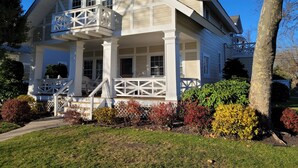 A two-story house with a balcony and a covered porch. - Comfortable Home 3 blocks from the beach at the Jersey Shore (Belmar, North end) (Belmar)