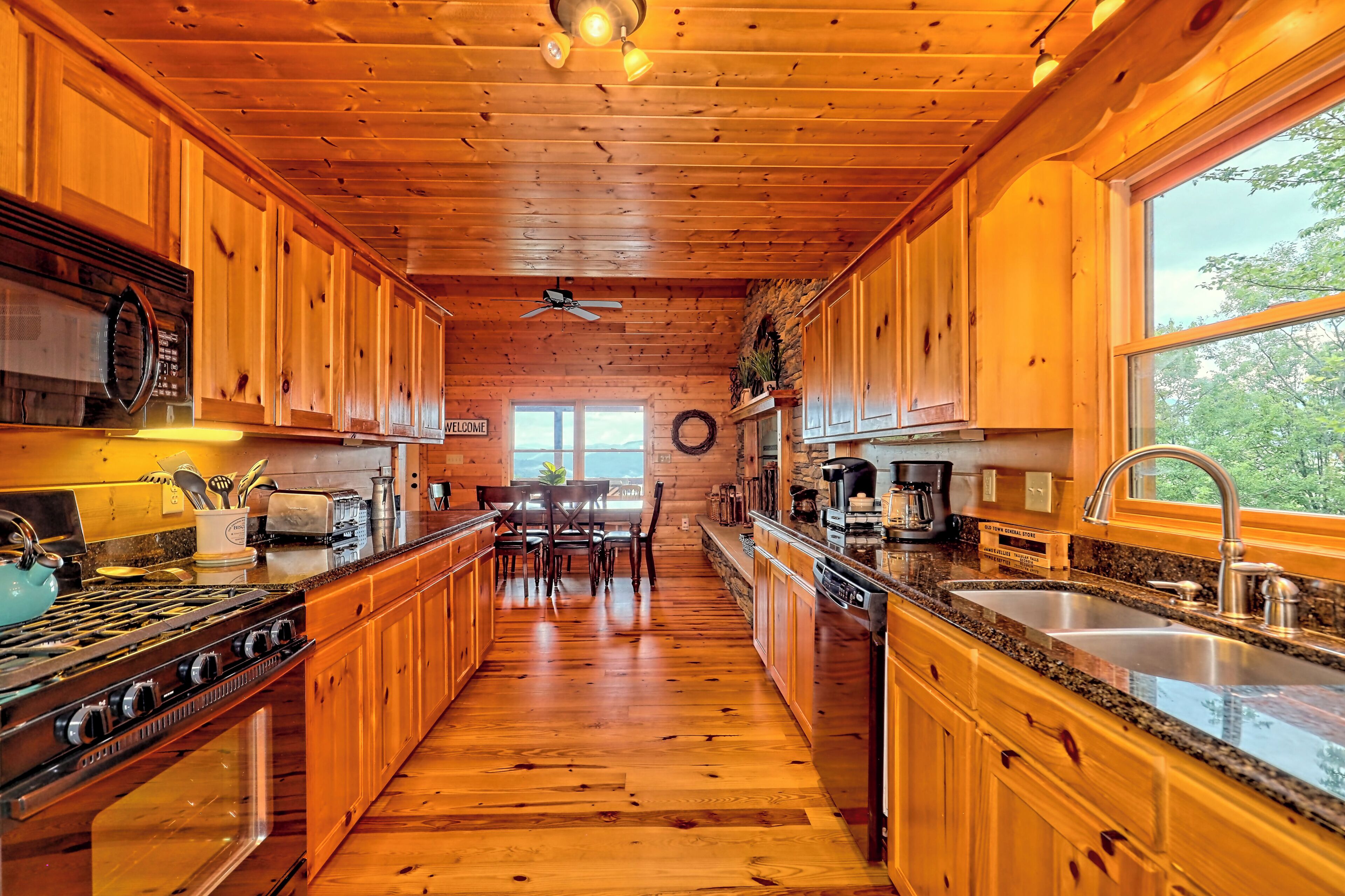 Stunning Log Cabin w/ Spectacular Mtn. Views min. from Downtown Clayton, GA!
