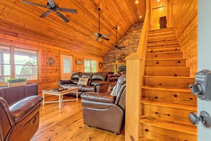 Smart TV, chimenea, futbolito y libros