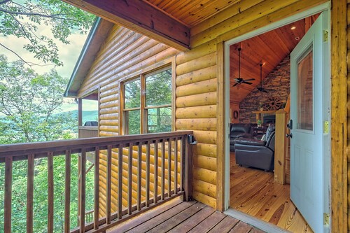 Stunning Log Cabin w/ Mtn. Views min. from Downtown Clayton, GA! Dog Friendly