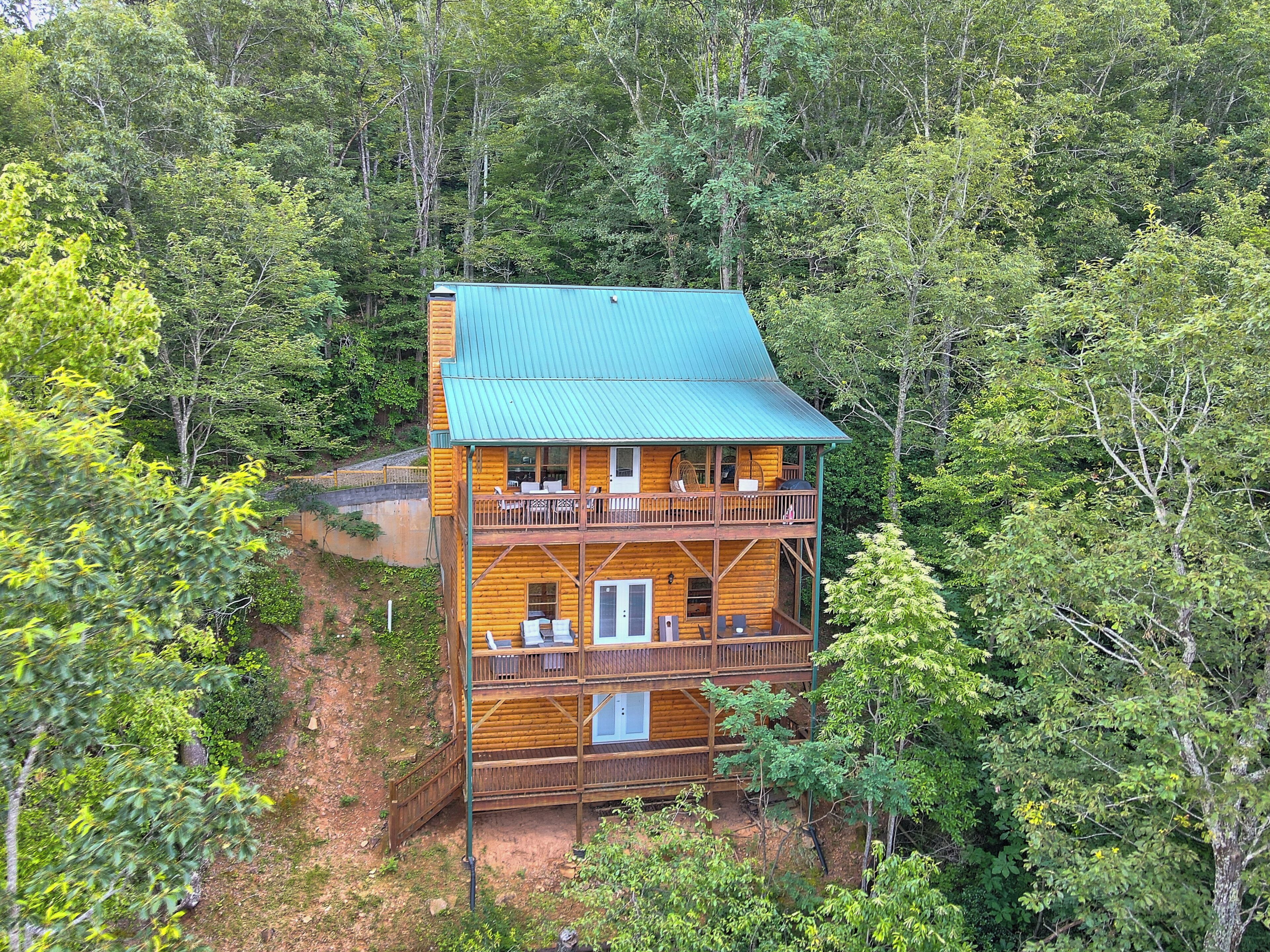 Stunning Log Cabin w/ Spectacular Mtn. Views min. from Downtown Clayton, GA!
