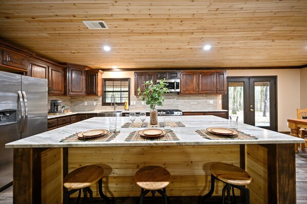 Oven, stovetop, dishwasher, toaster - Pinot Noir 3 bedroom cabin (BROKEN BOW)