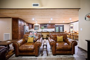 TV, fireplace, foosball - Pinot Noir 3 bedroom cabin (BROKEN BOW)