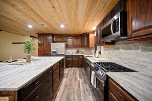 オーブン、コンロ、食器洗い機、トースター