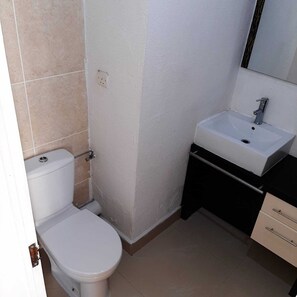 Regadera, secadora de cabello, toallas, jabón