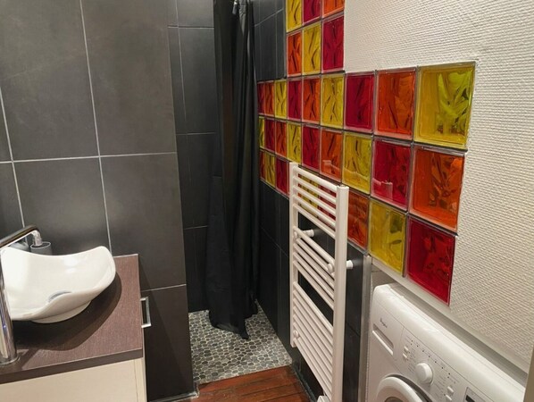 シャワー、タオル、トイレットペーパー
