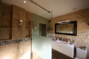 Shower, hair dryer, towels, soap - Luxury stone house with view and heated pool (Les Lèves-et-Thoumeyragues)
