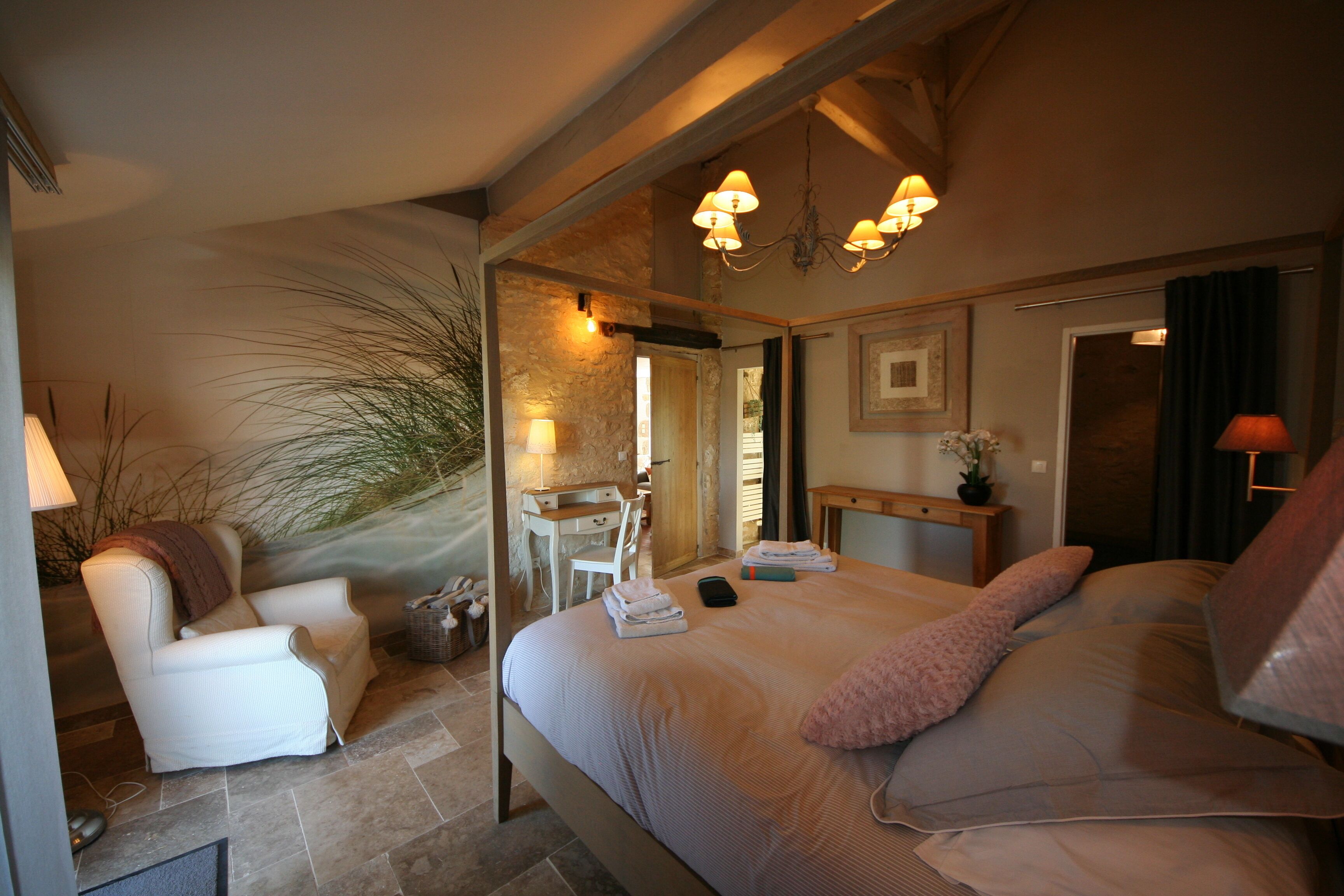 4 chambres, bureau, fer et planche à repasser, lit parapluie