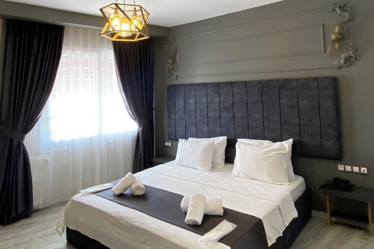 2 bedrooms, premium bedding, minibar, desk
