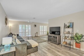 Living area - Miabella Of Hollywood 3 Bedroom Home by RedAwning (Hollywood)