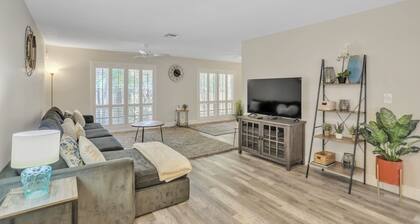 Miabella Of Hollywood 3 Bedroom Home by RedAwning