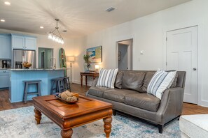 TV, books - House in the Village, close to food and beaches! (Dauphin Island)