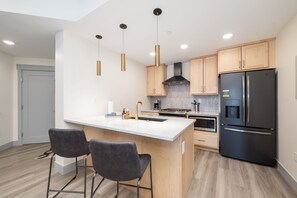 Condo, 1 Bedroom | Dapur peribadi | Peti sejuk, ketuhar, pembancuh kopi/teh, pembakar roti 