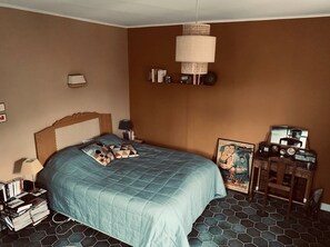 3 bedrooms, desk, travel cot, Internet