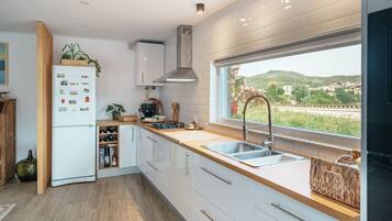 Geladeira, micro-ondas, fogão, lava-louças