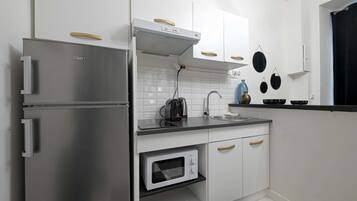 Micro-ondes, plaque de cuisson, cafetiĂšre/bouilloire