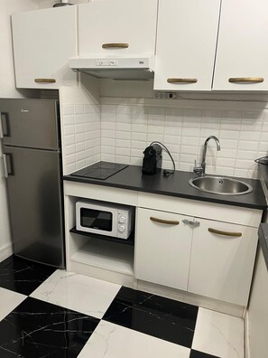 Mikrowelle, Herdplatte, Wasserkocher mit Kaffee-/Teezubehör