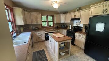 House, 3 Bedrooms | Private kitchen | Fridge, oven, coffee/tea maker, toaster