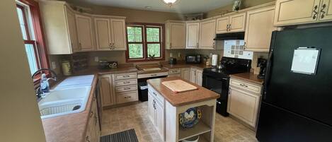House, 3 Bedrooms | Private kitchen | Fridge, oven, coffee/tea maker, toaster