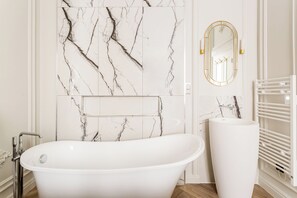 Bathtub, hair dryer, towels - Merveil - Luxury Suite -Opera - Volney II (Paris)