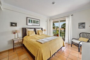 2 bedrooms, iron/ironing board, travel cot, WiFi - Vila Sol w/ Pool, Garden & Rooftop Terrace (Quarteira)