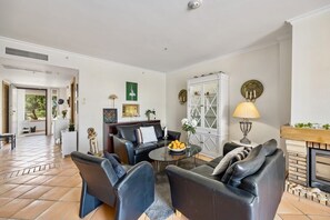 TV, fireplace, offices - Vila Sol w/ Pool, Garden & Rooftop Terrace (Quarteira)