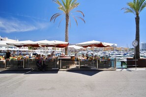 Outdoor dining - Vila Sol w/ Pool, Garden & Rooftop Terrace (Quarteira)