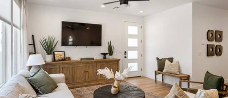 TV, lareira, videogames, mesa de pingue-pongue