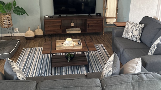 Living area - Save this to your favorites ❤️ Lake Access Cottage in Sebring. One-of-a-kind. (Sebring)