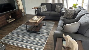 Living area - Save this to your favorites ❤️ Lake Access Cottage in Sebring. One-of-a-kind. (Sebring)