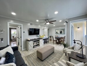 TV - Updated 1BR Canal View w/ Free Beach Service (Destin)