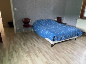 2 bedrooms, iron/ironing board, travel cot, free WiFi