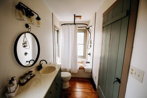 Een bad, een haardroger, handdoeken